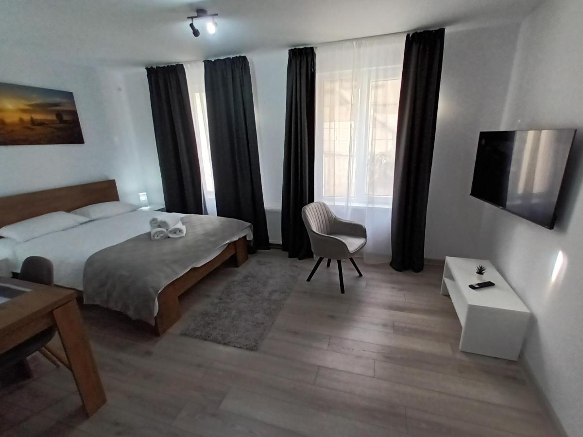 Old Town Studio Apartments Baia Mare Bagian luar foto